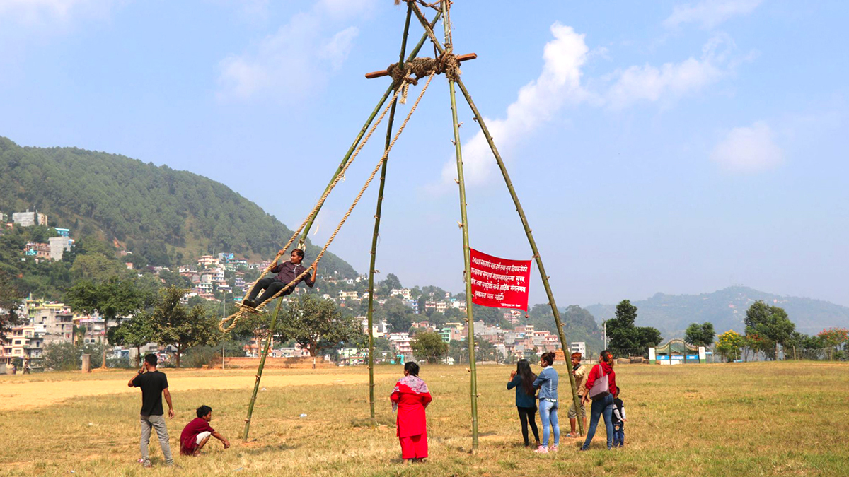 गाउँघरमा युवा घटे, कोही छैनन् पिङ खेल्ने